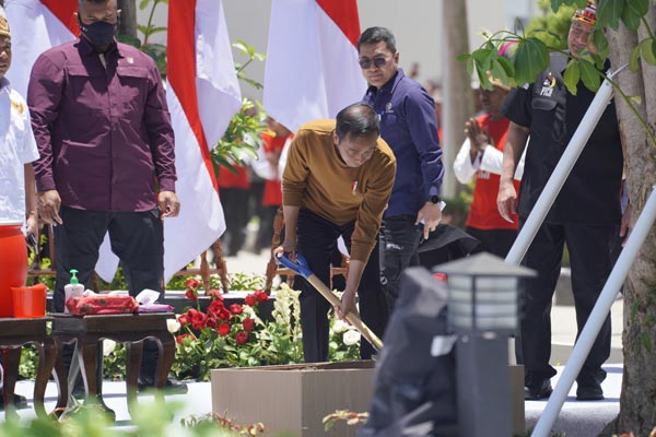 PERESMIAN: Presiden RI Joko Widodo saat meresmikan Gedung Papua Youth Creative Hub, Selasa (21/3). (ISTIMEWA)
