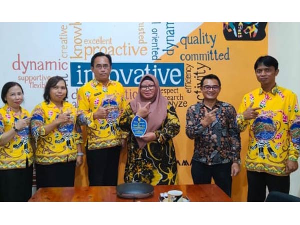 KUNKER: Sekretaris Distransnakerkop dan UKM Gumas Alfred Segah didampingi beberapa kabid, bersama dengan Kepala BPVP Samarinda Tuty Haryanti, serta Kasubag Umum BLK Samarinda Kukuh Eko Suhartanto, pekan lalu. (DISTRANSNAKERKOP DAN UKM GUNUNG MAS FOR RADAR