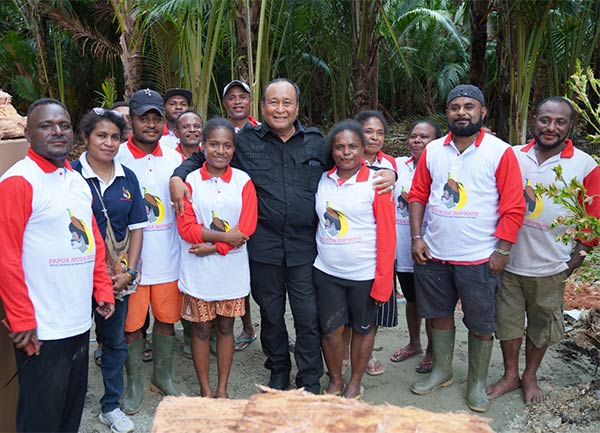 PENGECEKAN: Wakil Kepala BIN Letjen TNI (Purn) Teddy Lhaksmana mengecek kesiapan unit usaha Papua Muda Inspiratif (PMI) di Sentani, Jayapura.