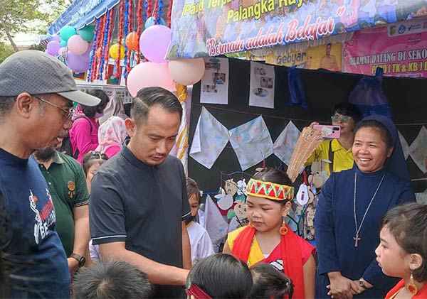 ANTUSIAS: Wali Kota Palangka Raya Fairid Naparin saat menghadiri kegiatan Gebyar Panen Hasil Belajar Implementasi Kurikulum Merdeka yang dilaksanakan di halaman Kantor Wali Kota Palangka Raya, baru-baru ini. (DODI/RADAR SAMPIT)