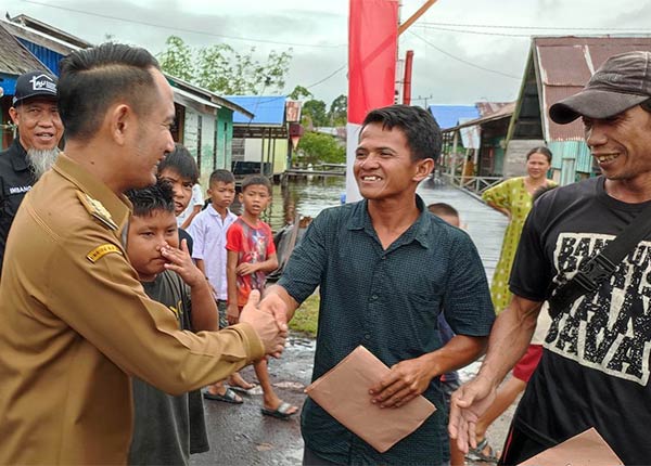 MONITORING: Wali Kota Palangka Raya Fairid Naparin saat bersama warga dalam suatu momen kegiatan pemerintah kota, baru-baru ini di Kelurahan Petuk Katimpun. (DODI/RADAR SAMPIT)