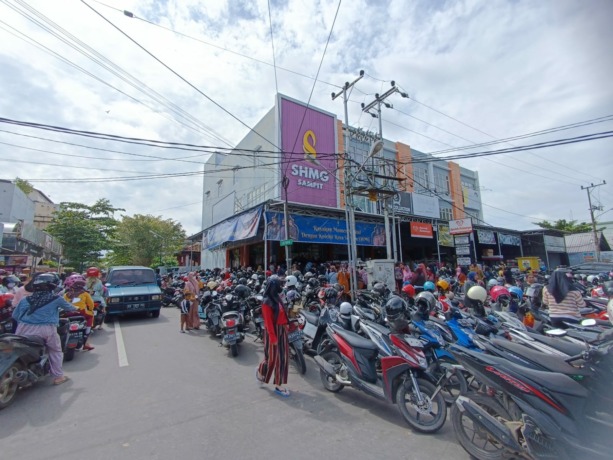 CRAZY SUPER SALE: Antrean pembeli memenuhi Toko Serba Harga Murah Girls (SHMG) Sampit untuk mendapatkan sendal murah dalam Crazy Super Sale, Jumat pagi (31/3).