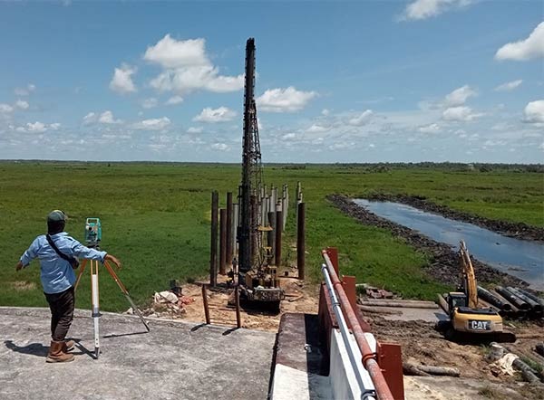 JEMBATAN JELAI: Pembangunan satu bentang jembatan di wilayah Kalbar saat ini sudah tahap pemancangan tiang. (ISTIMEWA)