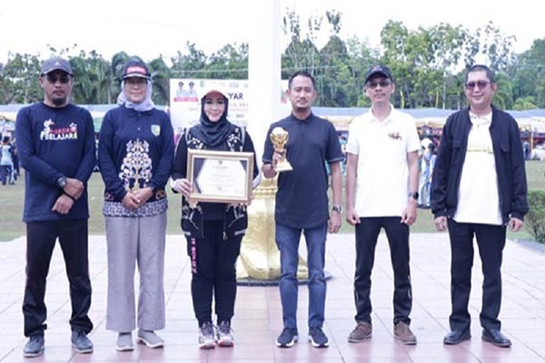 PRESTASI: Wali Kota Palangkaraya Fairid Naparin dan Wakil Wali Kota Palangkaraya Umi Mastikah, serta jajarannya, saat menerima penghargaan UHC Award, beberapa waktu lalu. (istimewa)