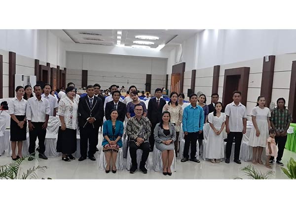 BAHAGIA: Para pasangan peserta nikah massal yang digelar oleh majelis jemaat GKE Kuala Kurun, Sabtu (29/4). (DISDUKCAPIL GUNUNG MAS FOR RADAR SAMPIT)