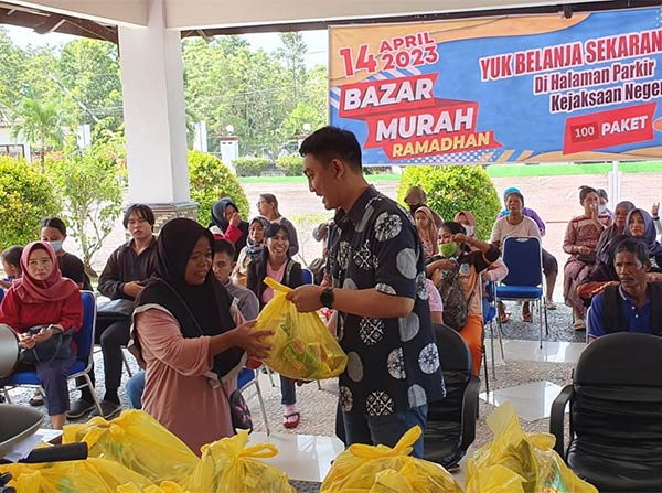 TEKAN INFLASI: Pelaksanaan pasar murah di Kabupaten Lamandau, yang menjual seribu lebih paket sembako untuk membantu daya beli warga. (IST/RADAR SAMPIT)