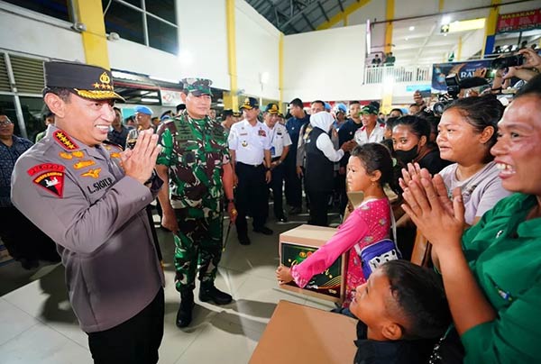 PANTAU MUDIK: Kapolri Jenderal Listyo Sigit Prabowo bertemu pemudik di terminal Purabaya, Surabaya. (Mabes Polri untuk JawaPos.com)