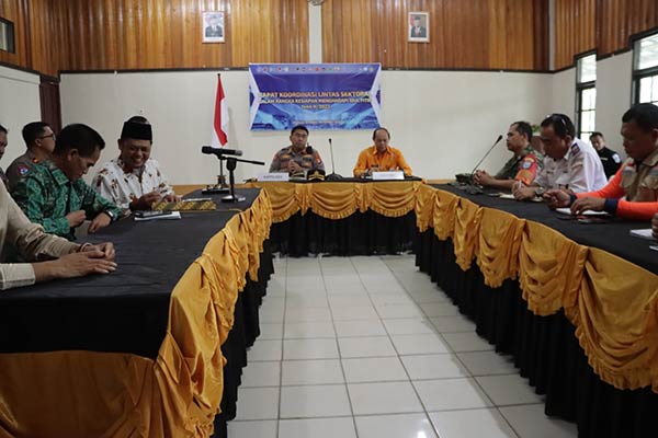 KOORDINASI: Kapolres Gumas AKBP Asep Bangbang Saputra bersama Asisten I Setda Lurand memimpin rakor lintas sektor operasi ketupat telabang 2023, Jumat (14/4). (HUMAS POLRES GUNUNG MAS FOR RADAR SAMPIT)