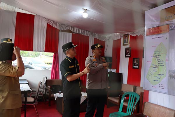 PANTAU: Kapolres Gumas AKBP Asep Bangbang Saputra bersama Bupati Jaya Samaya Monong, Wakil Bupati Efrensia LP Umbing, dan jajaran forkopimda, ketika meninjau pos pelayanan terpadu mudik lebaran 2023 di Taman Kota Kuala Kurun, Selasa (18/4). (HUMAS POLRES