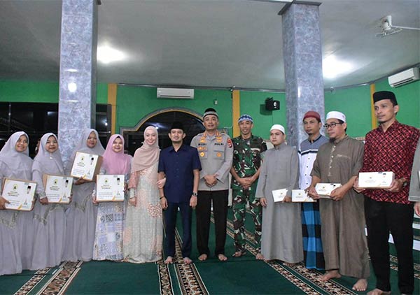 SAFARI: Wali Kota Palangka Raya Fairid Naparin ketika silaturahmi dengan warga di Masjid Al-Husna, Jalan G Obos Palangka Raya. (DODI/RADAR SAMPIT)