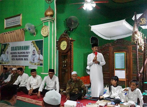 SAFARI: Wali Kota Palangka Raya, Fairid Naparin saat memberikan sambutan  saat silaturahmi dengan masyarakat di Masjid Daruth Thayyibah Kelurahan Pahandut Seberang Kecamatan Pahandut Kota Palangka Raya, Senin (3/4/). (ISTIMEWA/ HUMAS PROTOKOL)