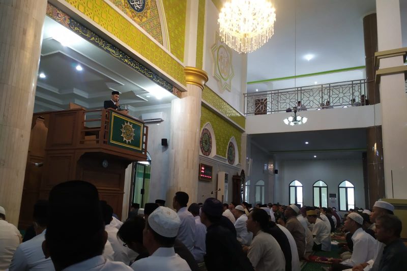 SALAT: Warga Muhammadiyah melaksanakan salat Idulfitri di Masjid Darul Arqam Palangka Raya, Jumat (21/4). (ANTARA/HO-Dokumentasi Pribadi)