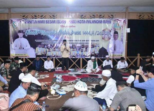 SAFARI RAMADAN: Wali Kota Fairid Naparin bersama stakeholder terkait melakukan silaturahmi dengan  warga di Dermaga Kereng Bangkirai Kecamatan Sabangau Kota Palangka Raya, kemarin. (ISTIMEWA/RADAR SAMPIT)