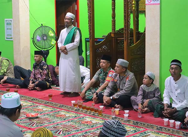 SAFARI RAMADAN: Wali Kota Palangka Raya,Fairid Naparin saat silaturahmi dengan warga  di Masjid Al Muhajirin Takaras, baru-baru tadi. (ISTIMEWA/ HUMAS PROTOKOL)
