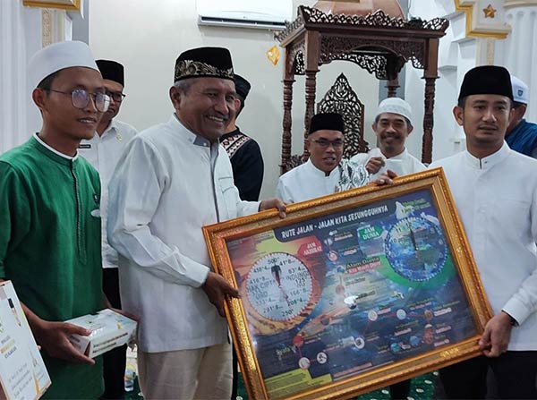 SERAHKAN BINGKISAN : Wali Kota Palangka Raya Fairid Naparin  saat hadir silaturahmi di Masjid Baiturrahman Kelurahan Langkai Kecamatan Pahandut Kota Palangka Raya,baru-baru ini. (DODI/RADAR SAMPIT)