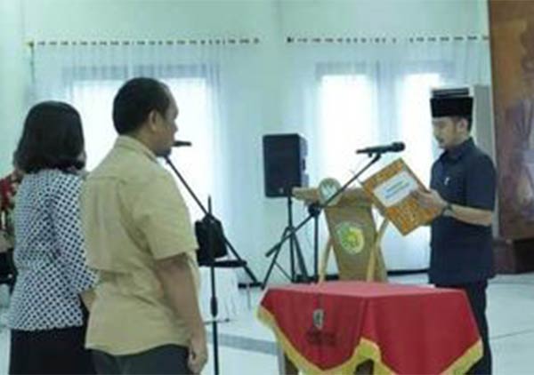 PERGESERAN: Wali Kota Palangka Raya Fairid Naparin ketika melantik sebanyak 95 Pejabat Administrator dan Pejabat Pengawas di lingkungan Pemerintah Kota Palangka Raya, baru-baru ini. (ISTIMEWA/HUMAS PROTOKOL)