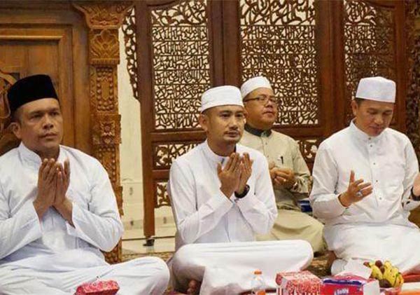 IBADAH: Wali Kota Palangka Raya Fairid Naparin saat menghadiri malam peringatan Nuzulul Quran 1444 H/ 2023 M dan mengajak masyarakat teladani Al quran, di Masjid Agung Kubah Kecubung Palangka Raya, Minggu (16/4) kemarin. (ISTIMEWA/HUMAS PROTOKOL)