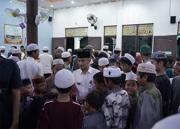 SAFARI: Wali Kota Palangka Raya Fairid Naparin saat menyapa masyarakat dalam salah satu kegiatan silaturahmi di Bulan Ramadan, baru-baru tadi. (ISTIMEWA/ HUMAS PROTOKOL)