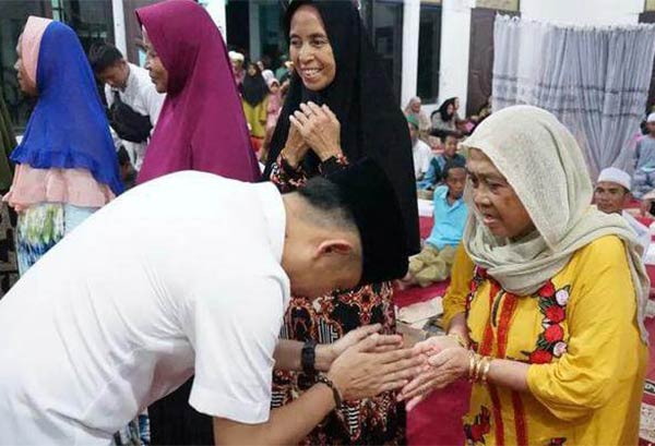 SAFARI: Wali Kota Palangka Raya Fairid Naparin dan rombongan saat silaturahmi dengan masyarakat di Masjid Luthfillah Kecamatan Pahandut Kota Palangka Raya, baru-baru tadi. (IST/RADAR SAMPIT)