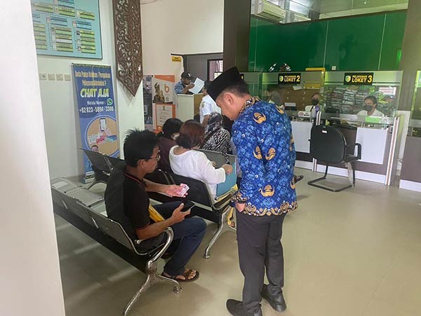 SIDAK: Wali Kota Palangka Raya Fairid Naparin sidak pelayanan publik di salah satu kantor SOPD. (ISTIMEWA/HUMAS PROTOKOL)