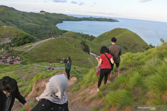 WISATAWAN: Sejumlah wisatawan menunggu matahari terbenam (sunset) di kawasan wisata Bukit Silvia, Labuan Bajo, Manggarai Barat, NTT. (ANTARA FOTO/Kornelis Kaha/foc)
