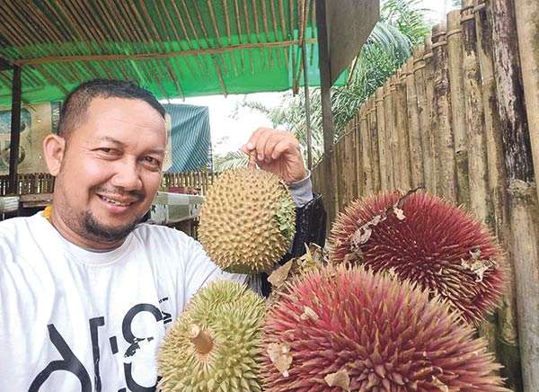 HARUM: Pedagang sedangkan menunjukkan durian di Nangabulik, Kabupaten Lamandau, Jumat (26/5).