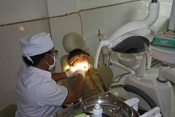DOKTER GIGI: Ilustrasi seorang dokter gigi sedang melayani anak. (HERU/RADAR SAMPIT)