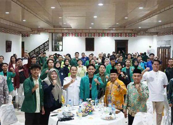 SILATURAHMI: Wali Kota Palangka Raya Fairid Naparin menyambut kedatangan peserta Silaturahmi Nasional (Silatnas) Dewan Eksekutif Mahasiswa (DEMA) Fakultas Syariah dan Hukum (FSH) se-Indonesia di aula rumah jabatan, Rabu (17/5) malam. (ISTIMEWA/HUMAS PROTO