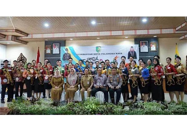 KEGIATAN: Wali Kota Palangka Fairid Naparin berfoto bersama disela-sela kegiatan persiapan Festival Palangka 2023 dan Pemilihan Putra-Putri Pariwisata Kota Palangka Raya. (ISTIMEWA/HUMAS PROTOKOL)