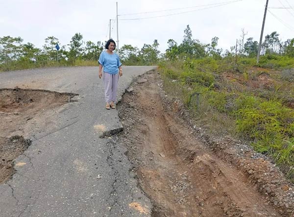 RUSAK: Salah satu ruas jalan yang akan diperbaiki yakni di Jalan Tjilik Riwut arah Kurun-Tewah, tepatnya di Bukit Bandi kilometer empat. (DPU GUNUNG MAS FOR RADAR SAMPIT)