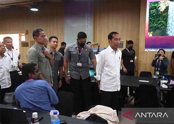 MEDIA CENTER: Presiden Joko Widodo mengunjungi Media Center KTT ke-42 ASEAN di Hotel Bintang Flores Labuan Bajo, Manggarai Barat, NTT, Selasa (9/5). (ANTARA FOTO/Akbar Nugroho Gumay/nym)