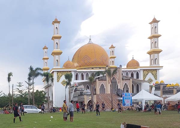 LUAS: Lingkungan sekitar Masjid Agung Ad Durrun Nafis di Sukamara, yang sering dimanfaatkan warga untuk rekreasi dan olahraga. (ISTIMEWA/RADAR SAMPIT)