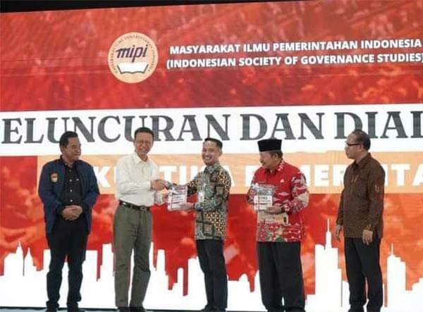 APRESIASI: Wali Kota Palangka Raya Fairid Naparin saat menghadiri peluncuran dan dialektika Buku Etika Pemerintahan oleh MIPI, di Jakarta baru-baru ini. (ISTIMEWA/ HUMAS PROTOKOL)