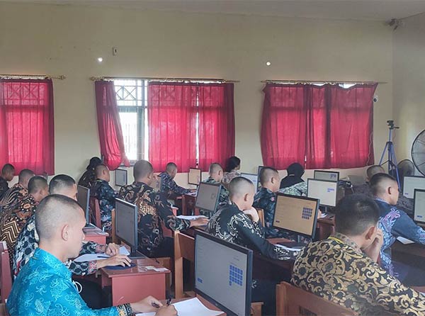 KETAT: Peserta masuk anggota Bintara Polri  saat menjalani tes di SMKN-1 dan 2 Palangka Raya, kemarin. (DODI/RADAR SAMPIT)