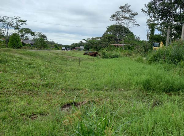 PERLU DIBENAHI: Jalan Jendral Sudirman Kota Kuala Kurun yang tidak mempunyai drainase, sehingga mengakibatkan genangan air di sisi kanan dan kiri jalan, Selasa (16/5). (DPU GUNUNG MAS FOR RADAR SAMPIT)