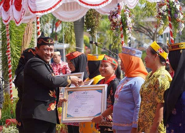 APRESIASI: Wagub Kalteng Edy Pratowo, &nbsp;saat menyerahkan penghargaan kepada perempuan inspiratif usai upacara hari jadi ke 66 Provinsi Kalteng, baru-baru tadi. (ISTIMEWA)
