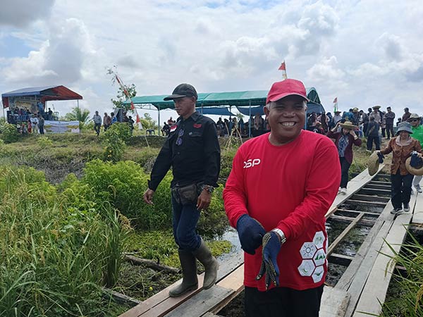 KUNKER: Kepala DKPP Seruyan Albidinnor (baju merah), saat mengunjungi salah satu areal pertanian masyarakat. (ISTIMEWA/RADAR SAMPIT)