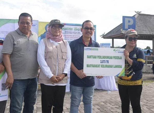 SIMBOLIS: Wali Kota Palangka Raya yang diwakili Sekda Kota Palangka Raya Hera Nugrahayu menyerahkan Kartu BPJS Ketenagakerjaan bagi Ketua RT maupun RW Kelurahan Langkai bertempat di Dermaga Flamboyan Bawah, belum lama ini. (ISTIMEWA/ HUMAS PROTOKOL)