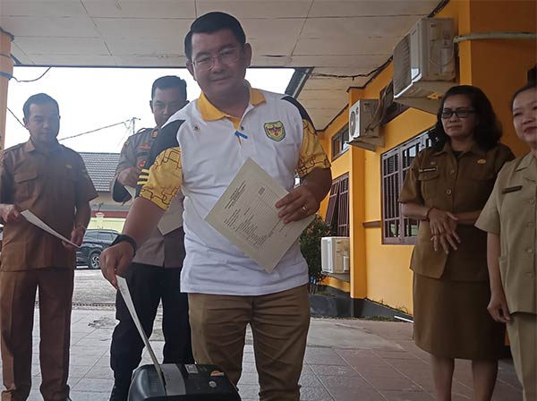 DIHANCURKAN: Plt Kepala Disdikpora Kabupaten Gumas Aprianto memusnahkan puluhan blangko ijazah kesetaraan paket B dan C tahun 2022, Selasa (20/6). (ISTIMEWA/DISDIKPORA GUMAS)