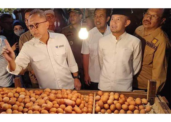 KELILING: Wali kota Palangka Raya Fairid Naparin mendampingi Menteri Perdagangan RI Zulkifli Hasan bersama Tim Kementerian Perdagangan, saat  memantau perkembangan harga barang kebutuhan pokok di Pasar Rakyat, Sabtu (3/6) kemarin. (ISTIMEWA/HUMAS PROTOKOL