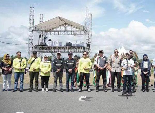 EVENT NASIONAL: Wali Kota Palangka Raya Fairid Naparin saat pembukaan Putaran II Kejuaraan Nasional Balap Motor Oneprix IMC (Indonesia Motorprix Championship) 2023, Minggu (4/6/). (ISTIMEWA/ HUMAS PROTOKOL)
