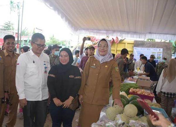 ATASI INFLASI: Sekda Kota Palangka Raya Hera Nugrahayu saat menghadiri acara Gerakan Pangan Murah (GPM) di halaman Baitul Quran Nahdlatul Ulama Jalan Dr Murjani Palangka Raya, kemarin (27/6). (ISTIMEWA/HUMAS PROTOKOL)