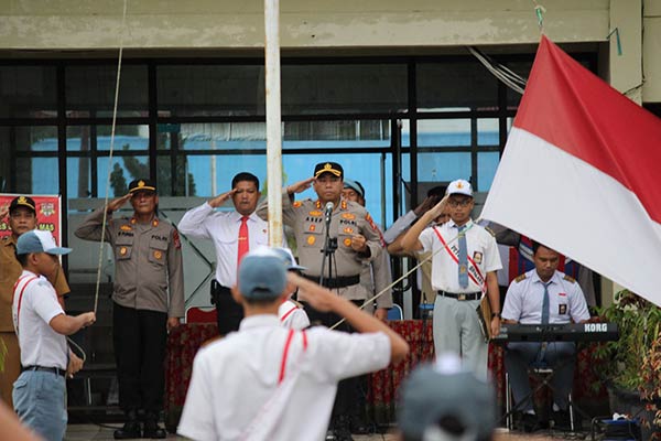 APEL: Kapolres Gumas AKBP Asep Bangbang Saputra didampingi Kasat Narkoba Iptu Budi Utomo dan Kepala SMAN 1 Kurun Batuah,  jadi inspektur upacara memperingati Hari Lahir Pancasila, di SMAN 1 Kurun, Senin (5/6). (HUMAS POLRES GUNUNG MAS FOR RADAR SAMPIT)