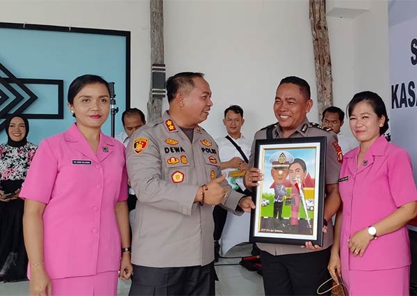 MUTASI PERWIRA: Kapores Sukamara AKBP Dewa Made Palguna memberikan karikatur kenang-kenangan kepada AKP Dwi Agus Yustiaman yang akan pindah tugas. (FAUZIANNUR/RADAR SAMPIT)