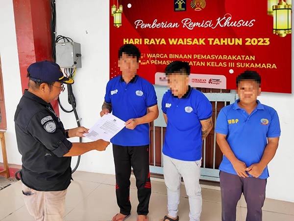 REMISI: Plh Kepala Lapas Kelas III Sukamara menyerahkan Surat Keputusan (SK) remisi khusus Waisak kepada tiga warga binaan, Minggu (4/6). (ISTIMEWA/RADAR SAMPIT)
