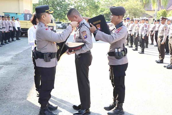LATIHAN KERJA: Kapolres Pulang Pisau melepas pita dalam upacara penutupan latihan kerja siswa SPN Polda Kalteng. (POLRES PULPIS)