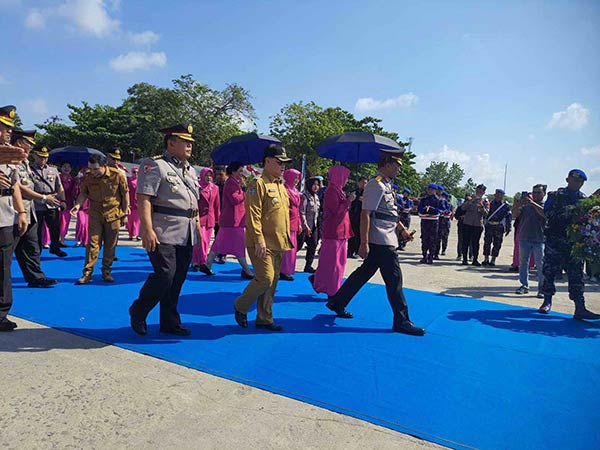 HUT BHAYANGKARA: Kapolda Kalteng Irjen Pol Nanang Avianto bersama Bupati Kotim Halikinnor menggelar  tabur bunga di tepi Sungai Mentaya kemarin (27/6). (HENY/RADAR SAMPIT)