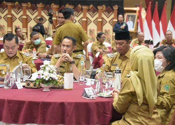 SINERGI: Wali Kota Palangka Raya Fairid Naparin saat menghadiri salah satu kegiatan pemerintah provinsi Kalteng bersama beberapa kepala daerah di Kalteng, belum lama ini. (ISTIMEWA/HUMAS PROTOKOL)