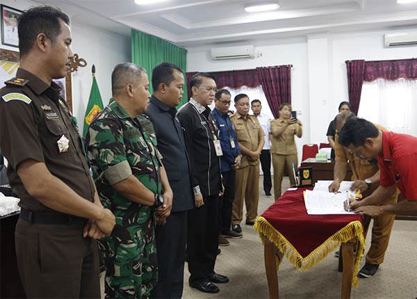 TANDA TANGAN: Pj Sekda Gumas Richard didampingi Kapolres AKBP Asep Bangbang Saputra, Ketua KPU Stepenson, dan Kepala Kesbangpol Sugiarto, menyaksikan penandatanganan bantuan keuangan tahun 2023 kepada parpol di ruang rapat lantai 1 kantor bupati, pekan la