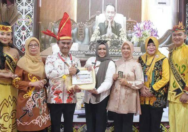 MITRA KERJA: Wakil Wali Kota Palangka Raya,Umi Mastikah menghadiri rapat kerja Nasional Asosiasi XVI Pemerintah Kota seluruh Indonesia (APEKSI) di Kota Makassar, baru-baru ini. (ISTIMEWA/ HUMAS PROTOKOL)